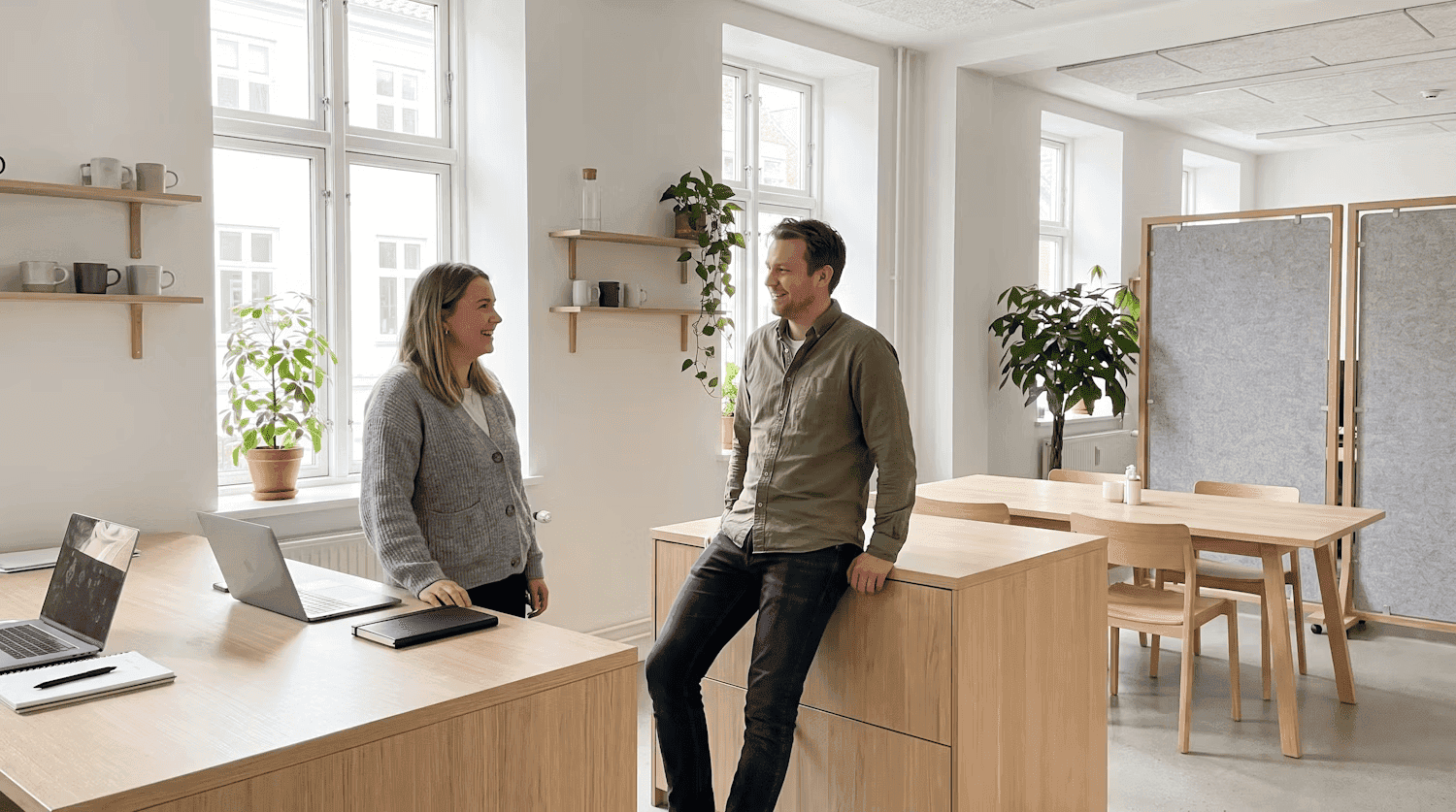 Collaboratori Dropstore durante una giornata in ufficio